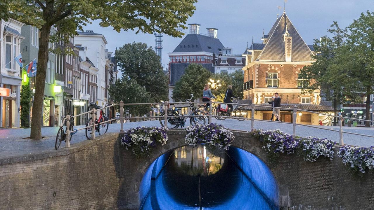Blick auf die die historische Ratswaage in Leeuwarden am Abend.