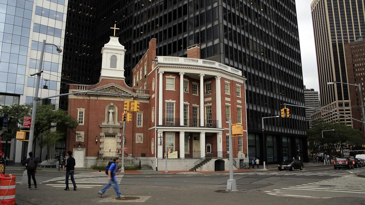Die "Kirche unserer lieben Frau" in Manhattan liegt zwischen Wolkenkratzern