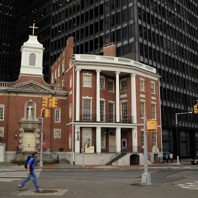 Die "Kirche unserer lieben Frau" in Manhattan liegt zwischen Wolkenkratzern