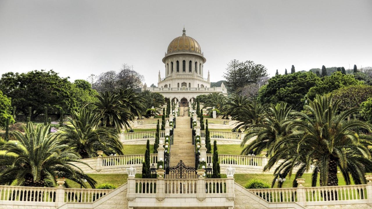 Blick über den Garten der Bahai in Haifa auf die Kuppel des Bab-Schreins