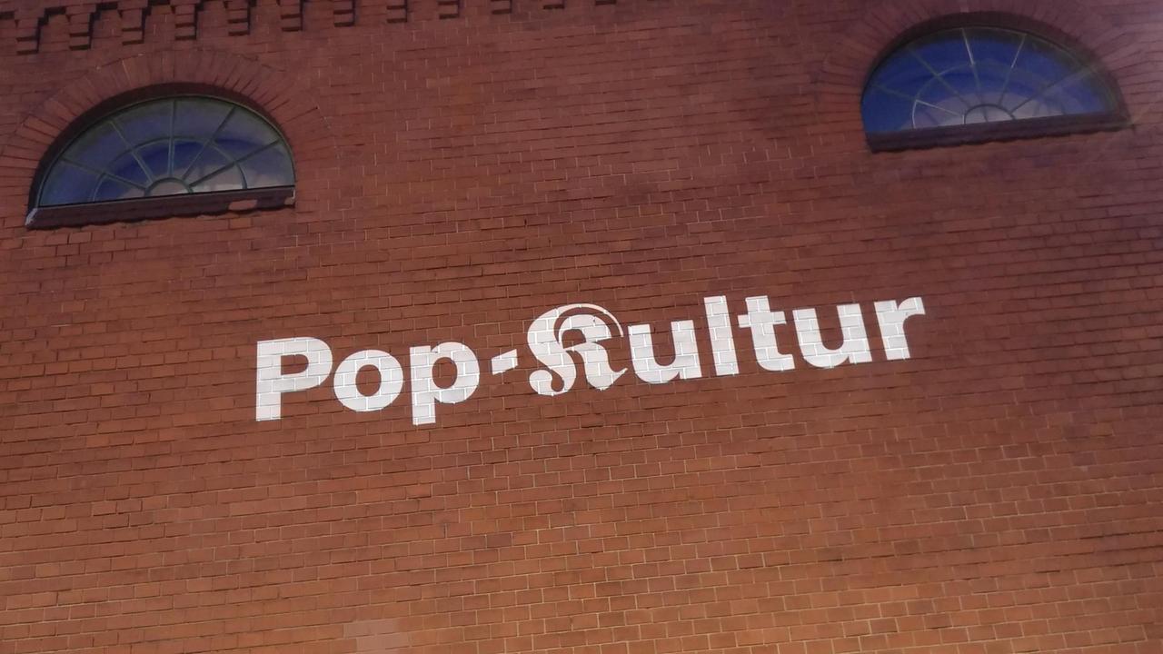 Die Fassade der Berliner Kulturbrauerei, mit einem Pop-Kultur Schriftzug beschriftet (Bild: Deutschlandradio / Adalbert Siniawski)