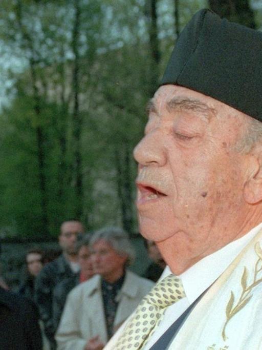 Der fast 80-jährige Oberkantor Estrongo Nachama während eines Gedenkens an die in der Nazizeit deportierten und ermordeten jüdischen Bürger Berlins (1998).