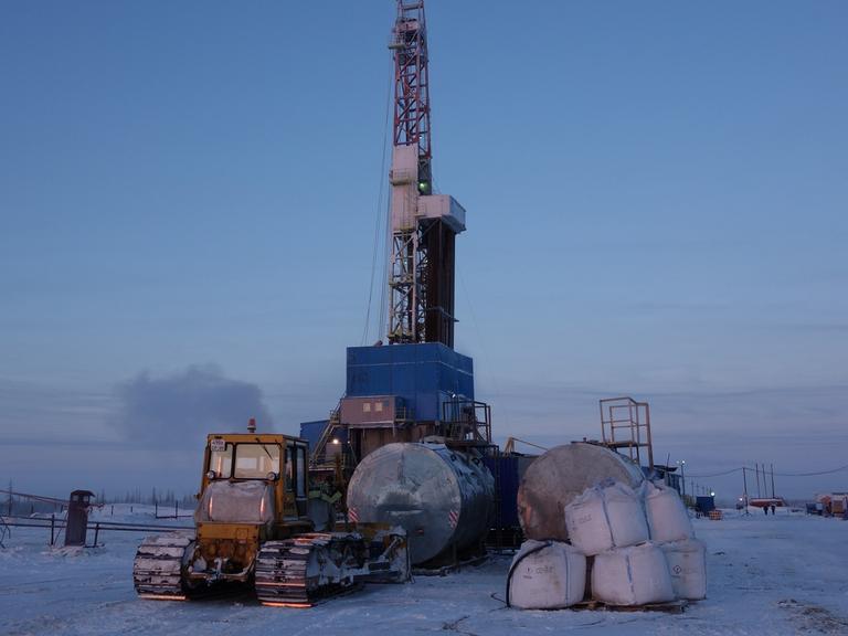 Die Bohranlage 27 in den Weiten des Urengoj-Gasfeldes nahe der Stadt Nowy Urengoi, aufgenommen am 03.12.2014. Hier fördert das russisch-deutsche Unternehmen Achimgaz aus 4000 Metern Tiefe Gas auch für den europäischen Markt.