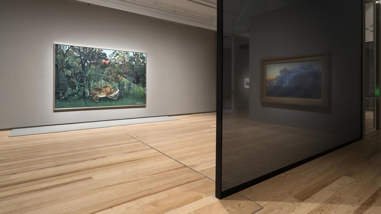 Blick in die Ausstellungsräume der Schirn Kunsthalle. An der Wand im Hintergrund hängt Henri Rousseau, Le lion, ayant faim, se jette sur l'antilope, 1898 – 1905.