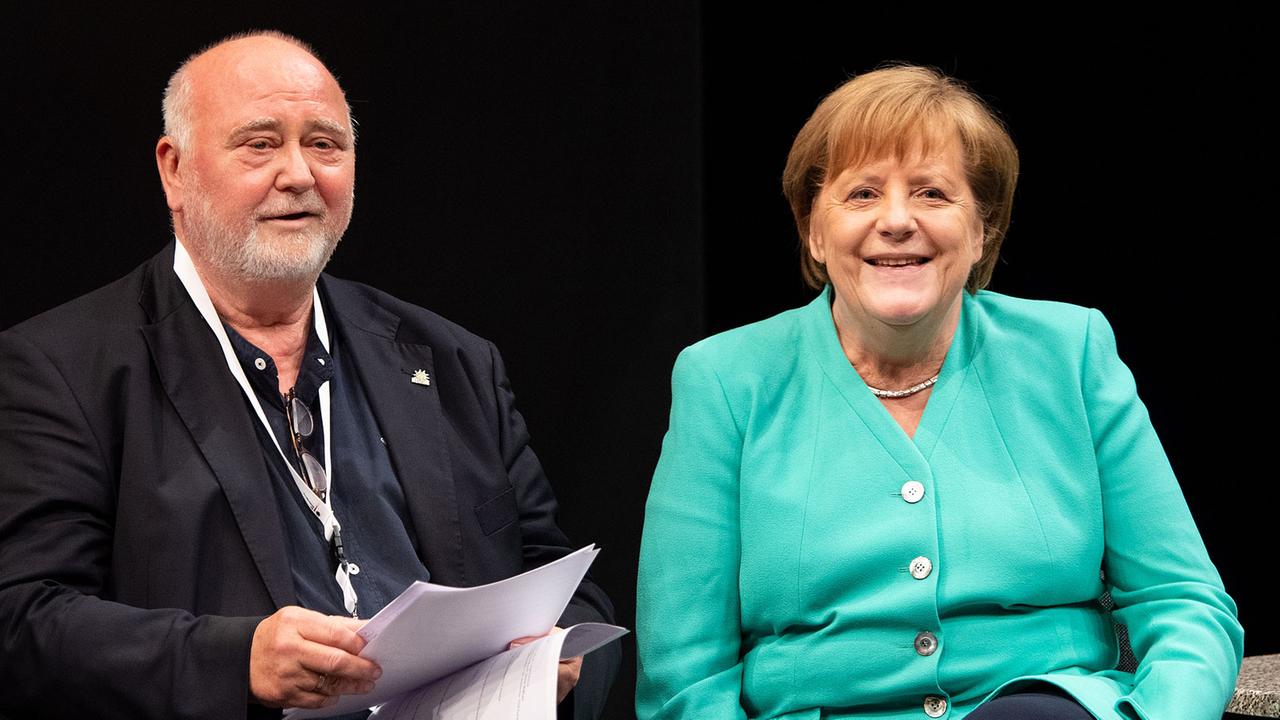Reinhard Simon, Intendant der Uckermärkischen Bühnen Schwedt, und Bundeskanzlerin Angela Merkel (CDU) beim öffentlichen Gespräch in Schwedt über Theater und Kultur