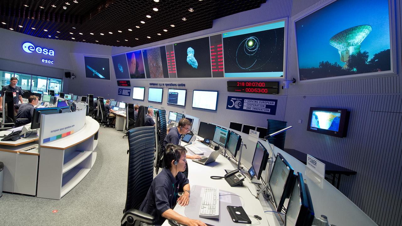 Ein Blick in das ESA-Kontrollzentrum in Darmstadt am 6. August 2014