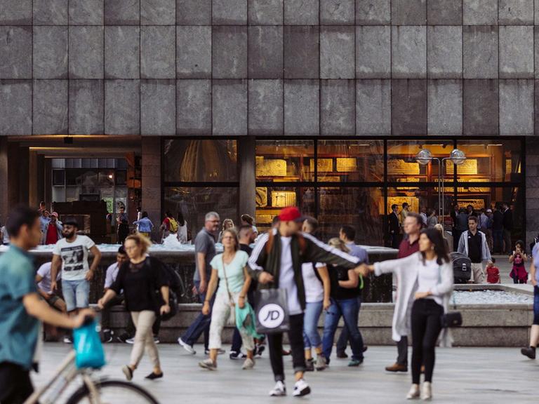 Besucher vor dem Römisch-Germanischem Museum in Köln, augenommen 2017