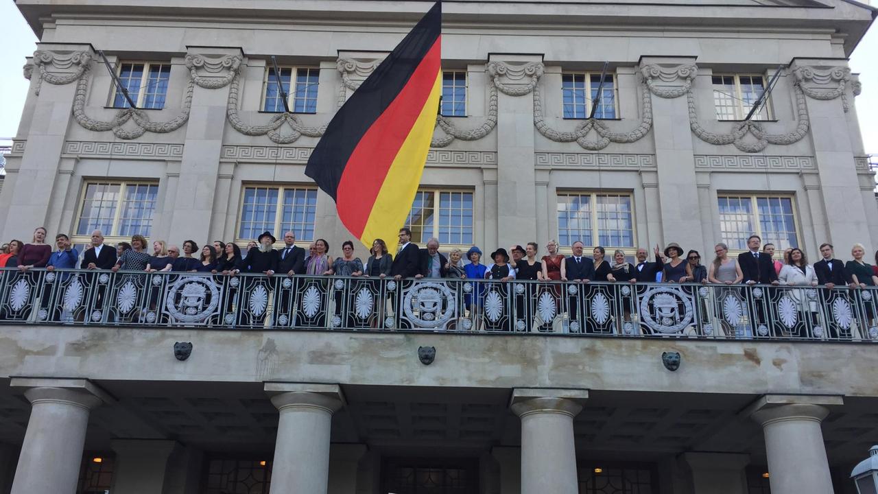 Balkon des Weimarer Nationaltheaters bei "Reichstag-Reenactment"
