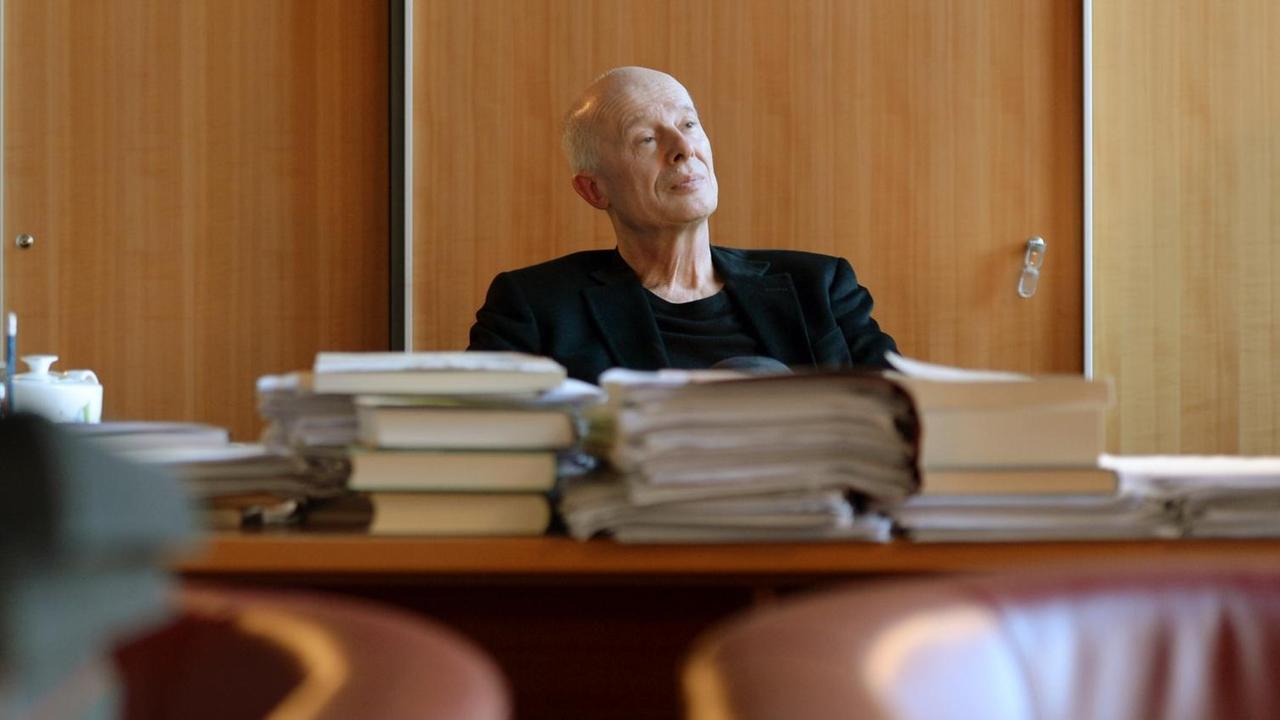 Der deutsche Klimaforscher und Direktor des 1992 gegründeten Institutes für Klimafolgenforschung in Potsdam, Hans Joachim Schellnhuber, sitzt an einem Schreibtisch voller Bücher