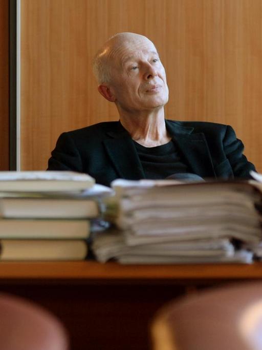 Der deutsche Klimaforscher und Direktor des 1992 gegründeten Institutes für Klimafolgenforschung in Potsdam, Hans Joachim Schellnhuber, sitzt an einem Schreibtisch voller Bücher
