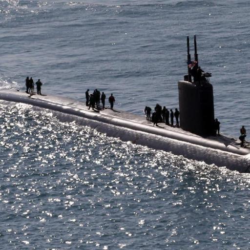 Das Atom-U-Boot USS Columbus an der Wasseroberfläche.