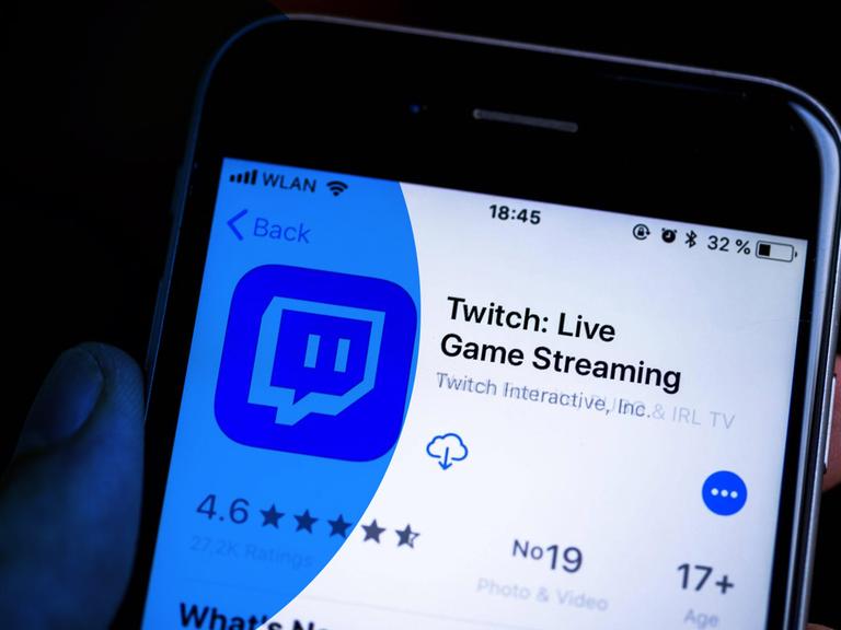 Hand hält Handy mit Twitch-App