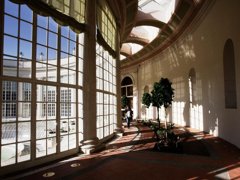 Blick in das grüne Haus der Villa Torlonia Theater in Rom