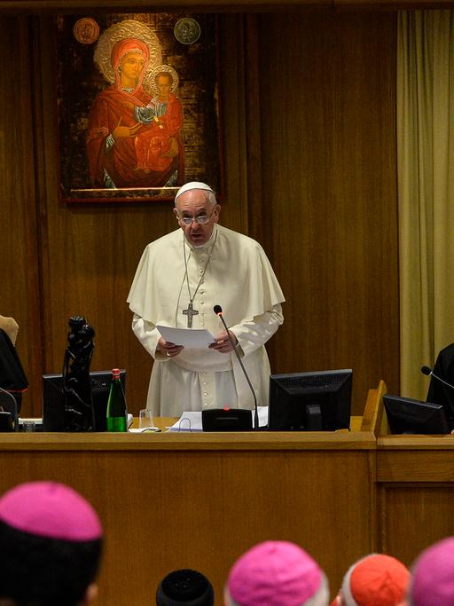 Papst Franziskus hält im Rahmen der außerordentlichen Bischofssynode eine Rede.