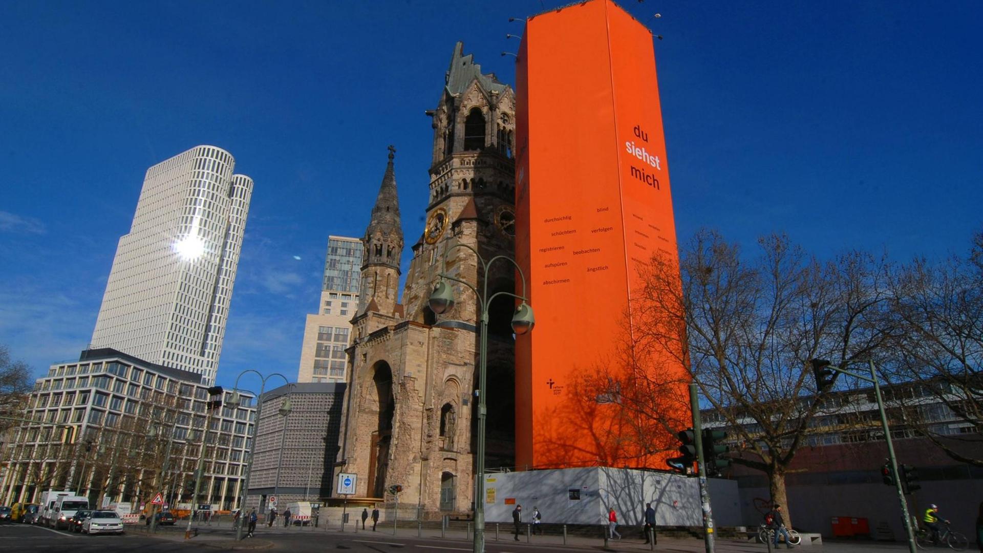 Der 36. Deutsche Evangelische Kirchentag steht unter dem Motto, Du siehst mich. Die Werbung am Glockenturm der Gedächtniskirche ist nicht zu übersehen
