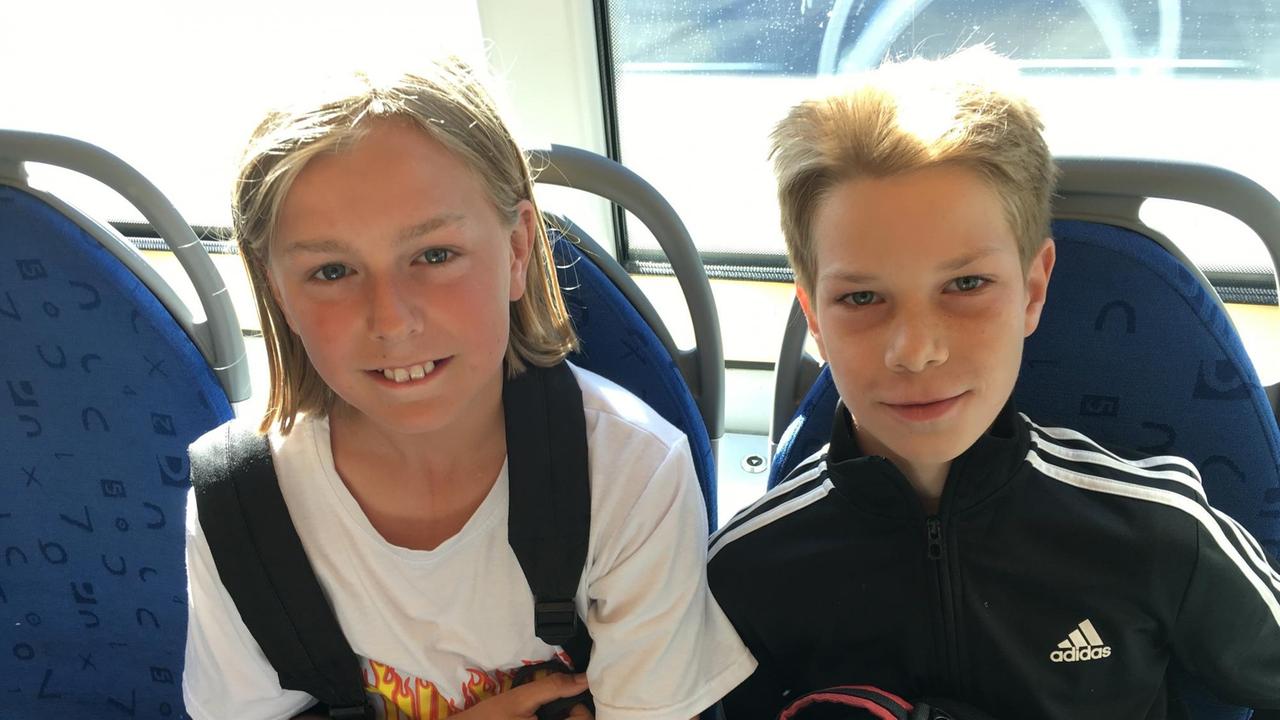 Zwei ca. 10-jährige Jungen in der Straßenbahn