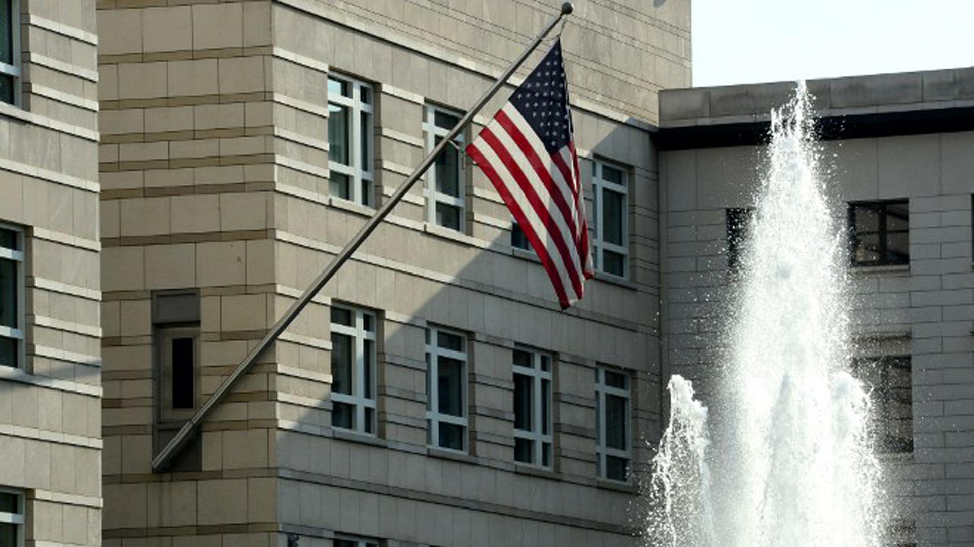 US-Botschaft in Berlin mit amerikanischer Fahne.