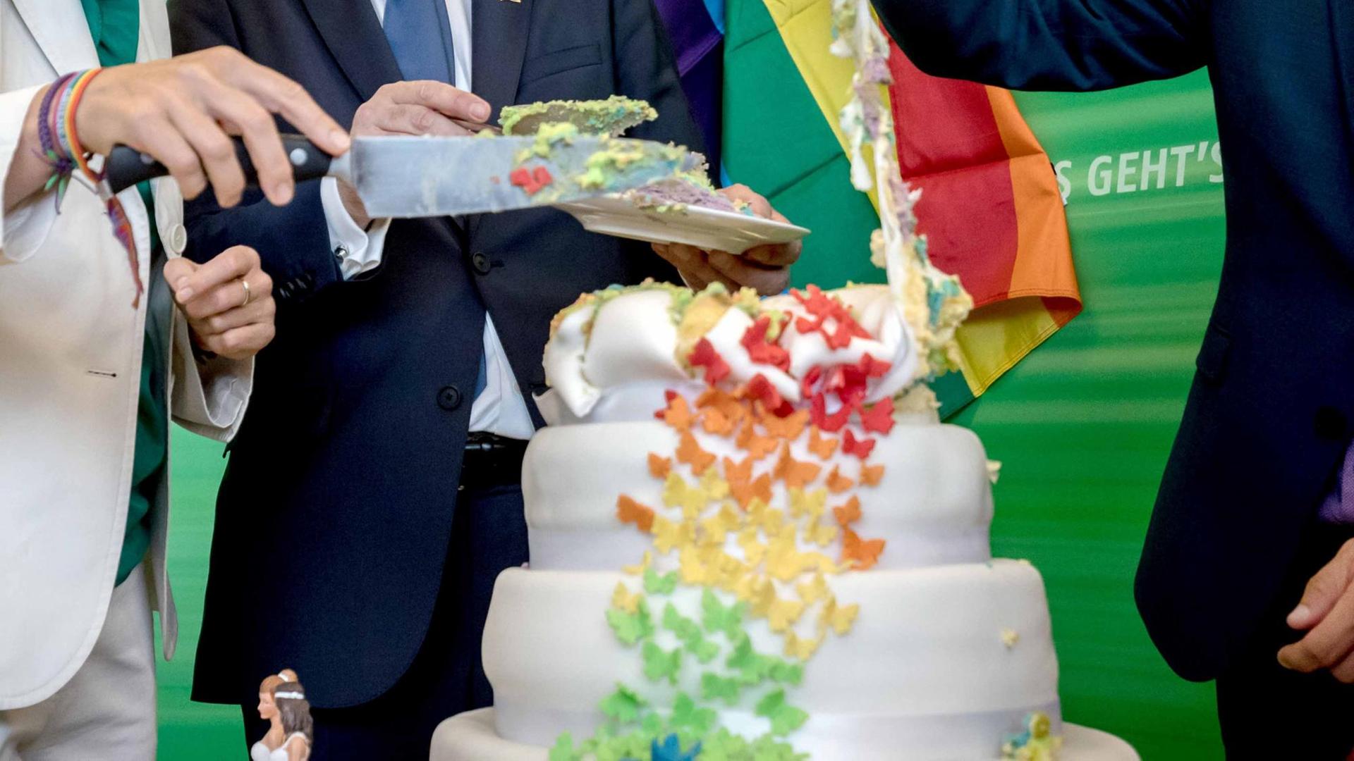 Katrin Göring-Eckardt, Fraktionsvorsitzende der Grünen, schneidet neben Volker Beck (Bündnis 90/Die Grünen) am 30.06.2017 im Bundestag in Berlin eine Torte in Regenbogenfarben an. Mit einer historischen Entscheidung hat der Bundestag am Freitag Ja zur Ehe für alle gesagt.