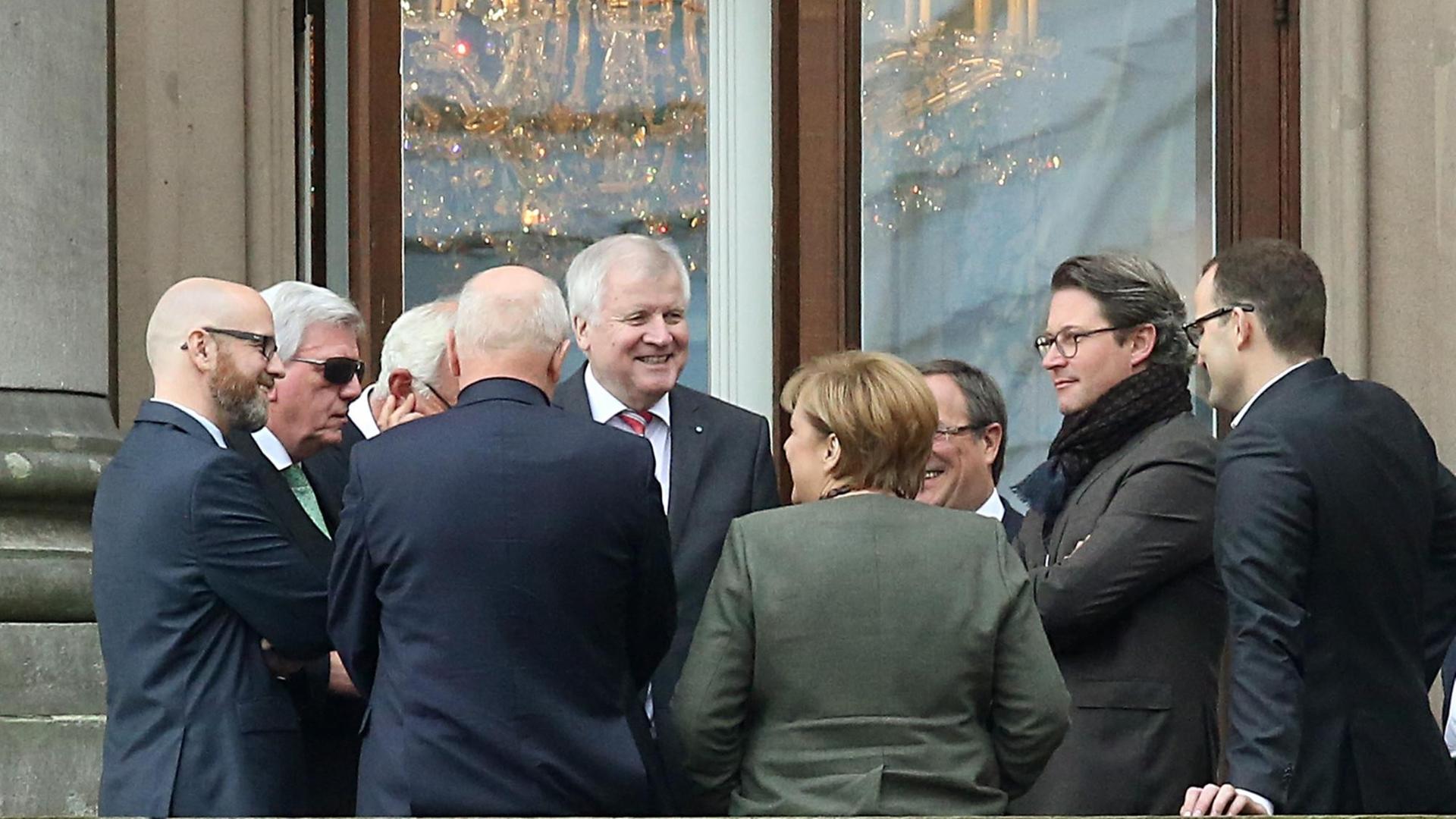 Politiker nehmen an der Fortsetzung der Sondierungsverhandlungen am 26.10.2017 in der Deutschen Parlamentarischen Gesellschaft in Berlin zwischen CDU, CSU, FDP und Grünen, teil. L-r: CDU-Generalsekretät Peter Tauber, Ministerpräsident von Hessen, Volker Bouffier (CDU), Vorsitzender der CSU-Landtagsfraktion Thomas Kreuzer, CDU-Fraktionschef Volker Kauder, Ministerpräsident aus Bayern Horst Seehofer (CSU), Bundeskanzlerin Angela Merkel (CDU), Bayerns Innenminister Joachim Hermann (CSU), Ministerpräsident aus Nordrhein-Westfalen, Armin Laschet (CDU), Generalsekretär der CSU, Andreas Scheuerer und Jens Spahn (CDU).