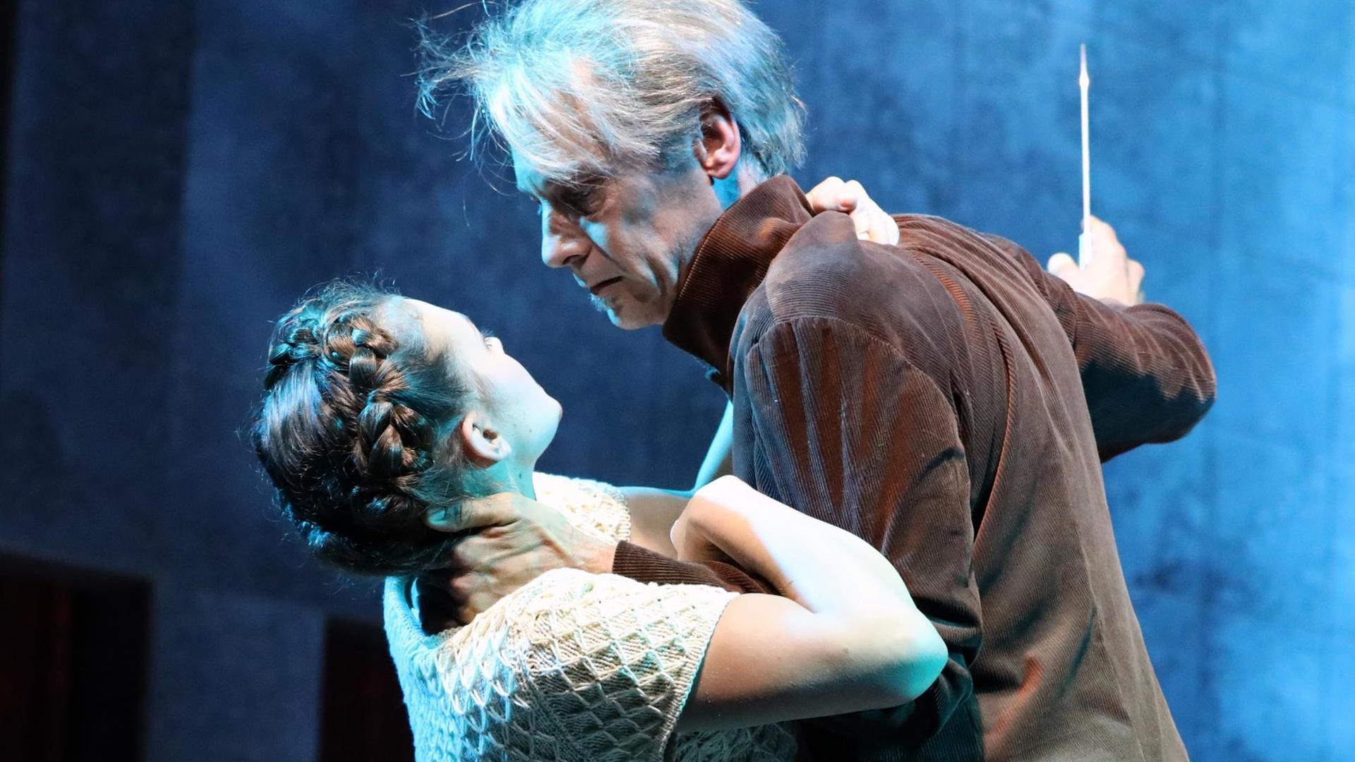 Emilia Galotti (Katja Plodzistaya) wird von ihrem Vater Odoardo Galotti (Ulrich K. Müller) erstochen in dem Stück "Emilia Galotti" von Gotthold Ephraim Lessing.