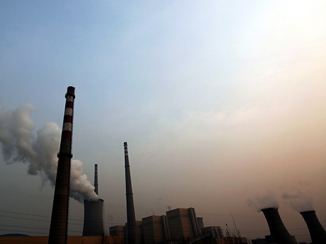 Blick auf ein chinesisches Kohlekraftwerk in der Nähe von Peking