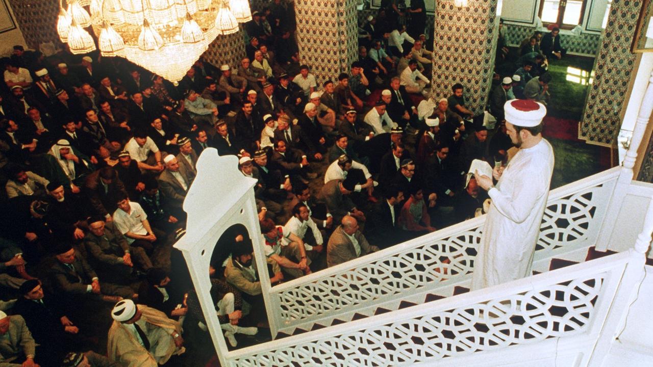 Blick auf einen Geistlichen und Gläubige während der Eröffnungszeremonie einer Moskauer Moschee. Am 21.5.1993 wurde das islamische Gotteshaus aus dem 18. Jahrhundert, das unter Stalin geschlossen wurde, feierlich wiedereröffnet. Blick auf einen Geistlichen und Gläubige während der Eröffnungszeremonie einer Moskauer Moschee. Am 21.5.1993 wurde das islamische Gotteshaus aus dem 18. Jahrhundert, das unter Stalin geschlossen wurde, feierlich wiedereröffnet.