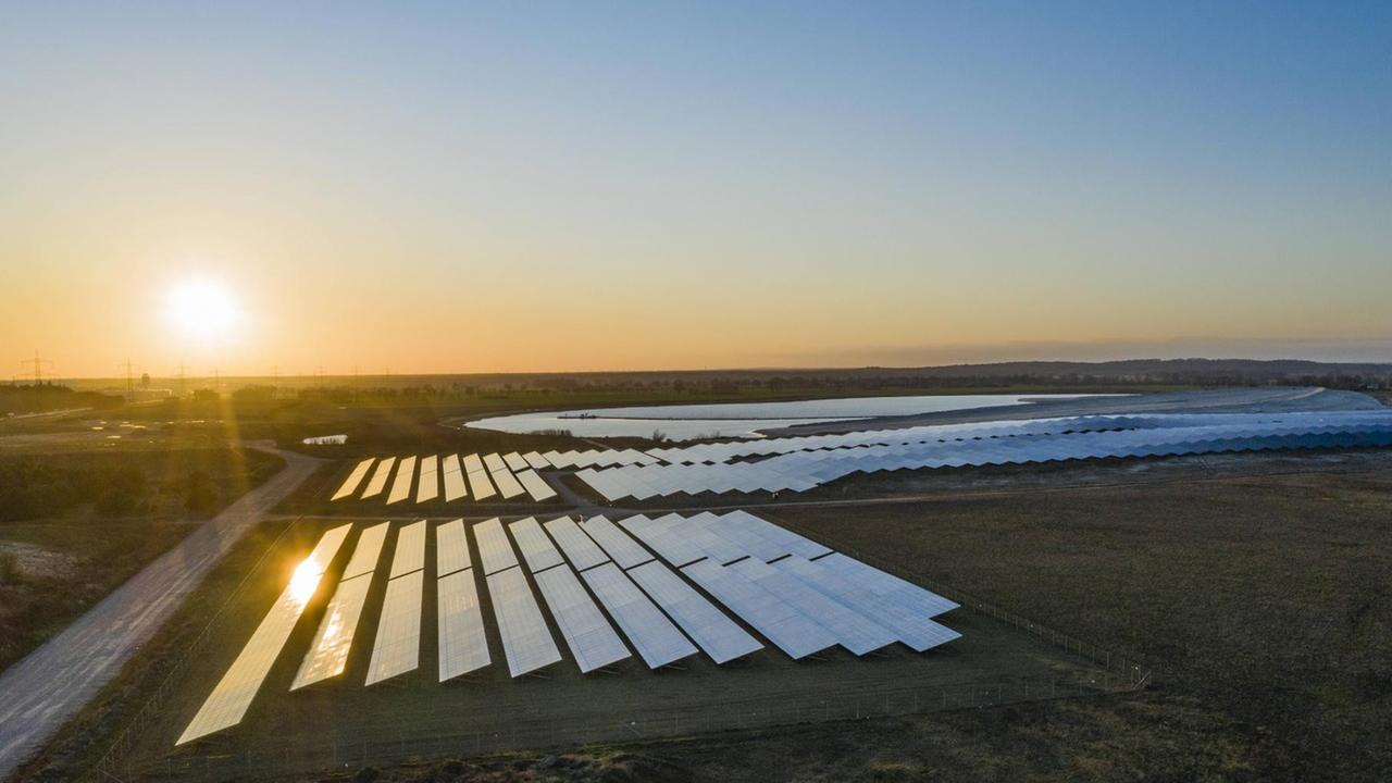 Solarfeld im Licht des Sonnenaufgangs in Mecklenburg-Vorpommern bei Luttow-Valluhn.