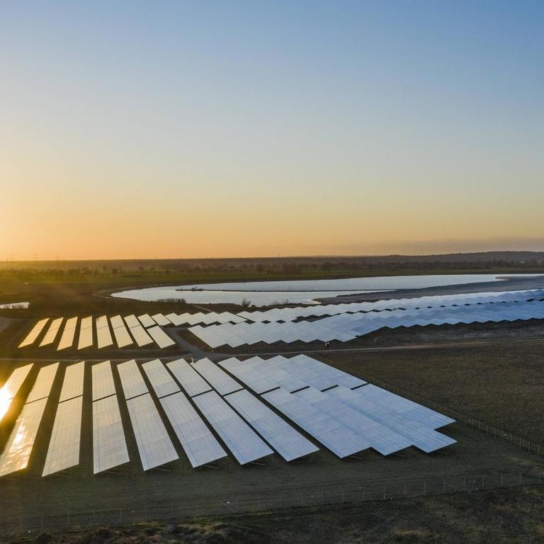 Solarfeld im Licht des Sonnenaufgangs in Mecklenburg-Vorpommern bei Luttow-Valluhn.