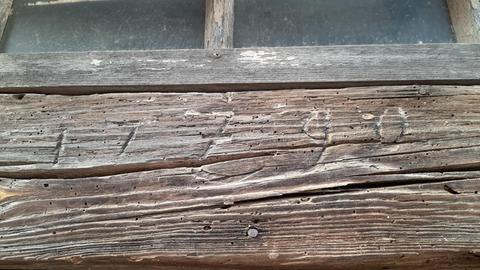 Auf einem Balken einer Hausfassade ist die Jahreszahl 1790 zu lesen.