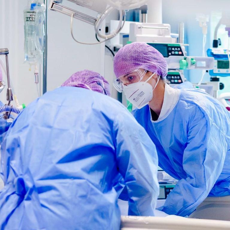 Mitarbeiter betreuen einen Coronapatienten auf der Intensivstation. Die Zahl der Coronapatienten auf den Intensivstationen nimmt während der zweiten Coronawelle weiter zu.