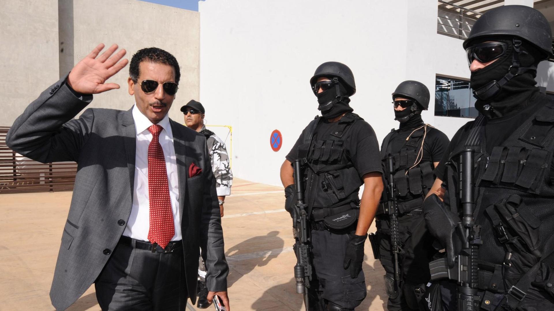 Abdelhak Khiame (l), der Chef des "Büros für juristische Ermittlungen" in Marokko