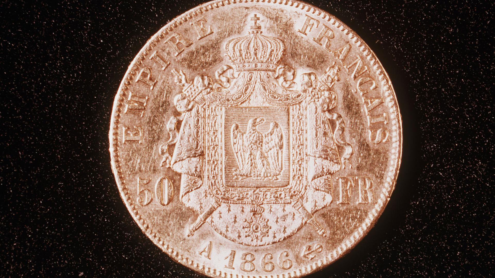 Die Rückseite einer französischen Goldmünze zu 50 Francs aus dem Jahre 1866 zur Zeit Napoleon IIi.
