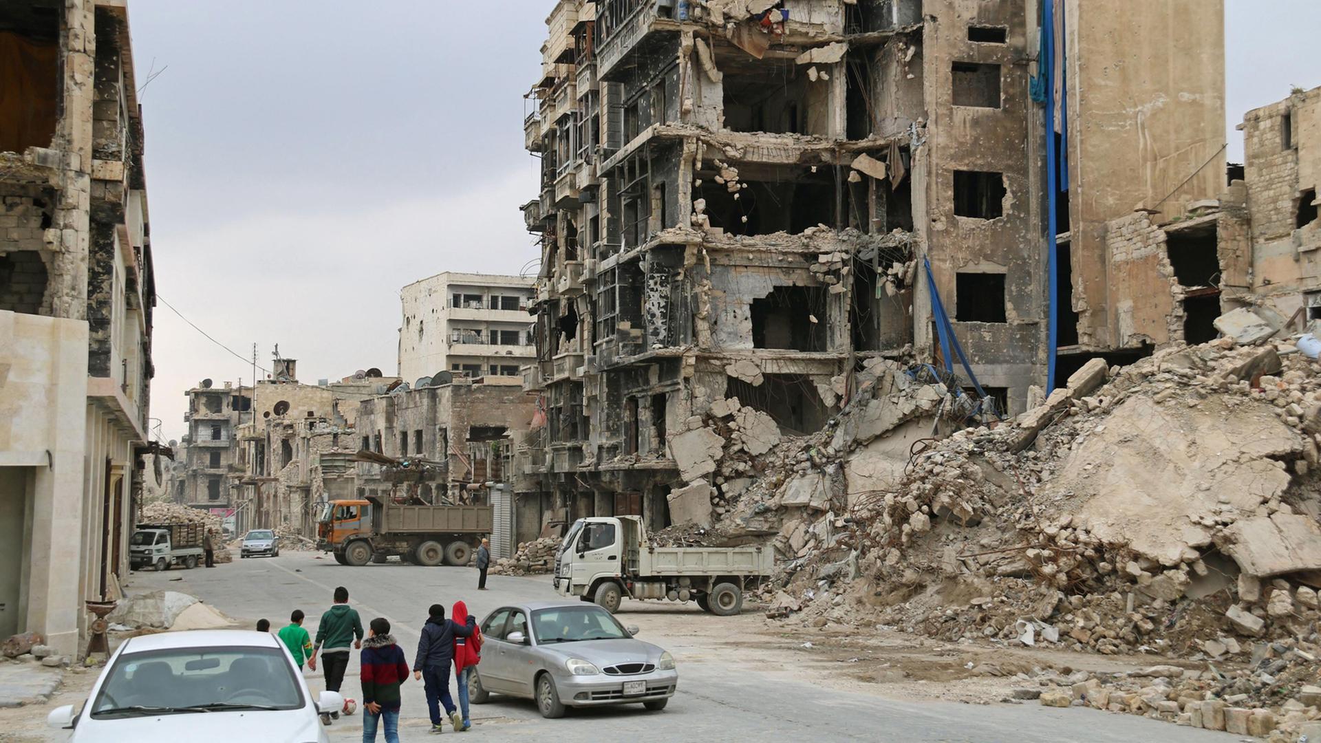 Menschen laufen durch die zerstörte Altstadt von Aleppo.