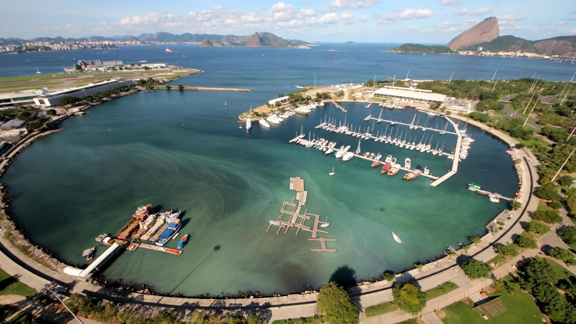 Der Jachthafen Marina da Gloria an der Guanabara-Bucht, Hauptquartier der Segler während der Olympischen Spiele. Die Luftaufnahmen zeigen laut dem Biologen Mario Móscatelli das illegale Ablassen von Abwasser.