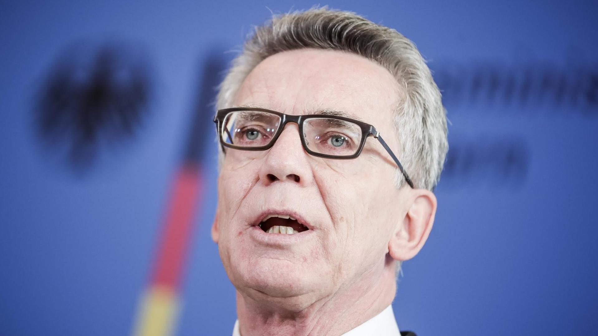 Bundesinnenminister Thomas de Maiziere (CDU) spricht in Berlin bei einem Pressestatement zur ermittelten Gesamtzahl der Asylbewerber.