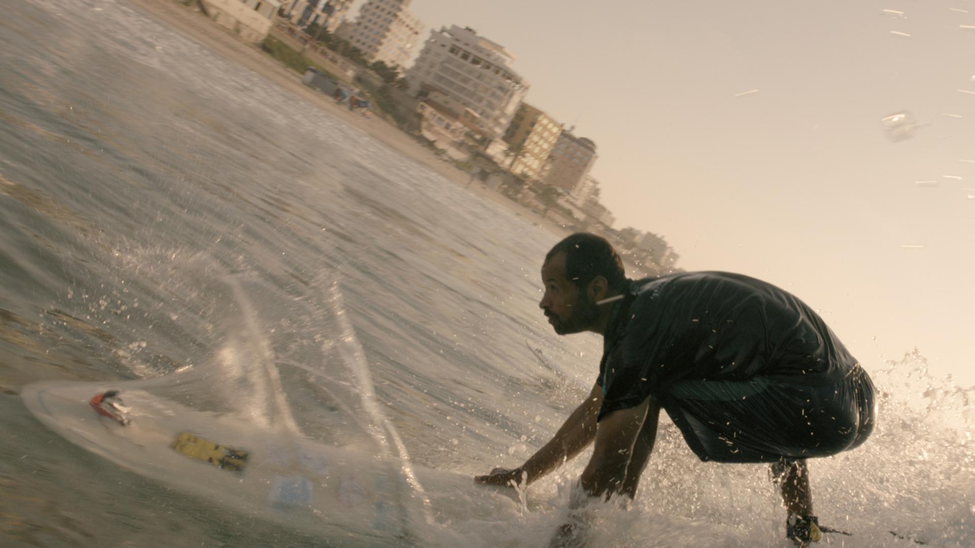 Abu Jayab, 42, ist der älteste Surfer in Gaza und Mentor der jungen Surfer.