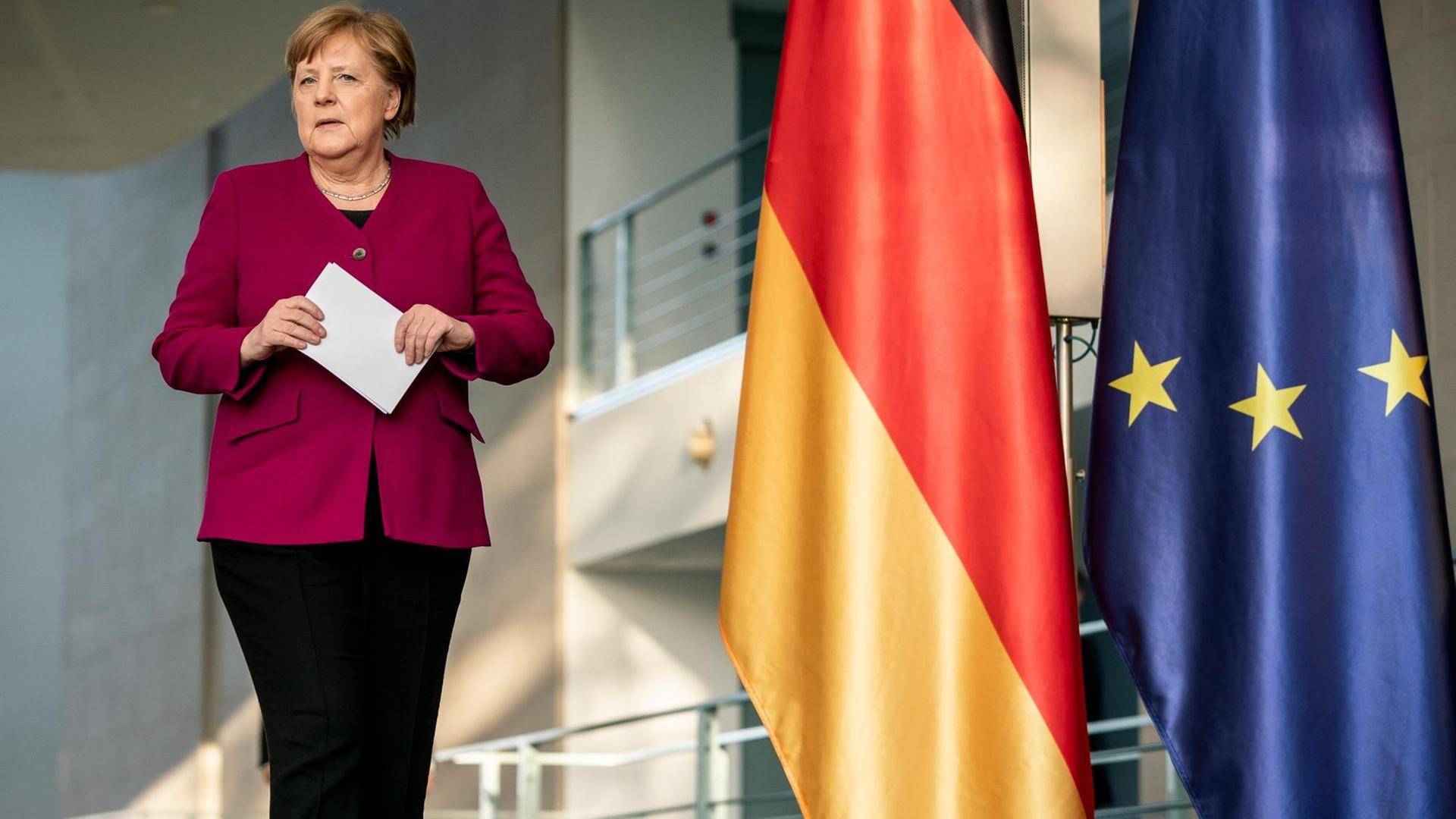 Bundes-Kanzlerin Angela Merkel erklärt, was sie mit den anderen Regierungs-Chefs von der EU besprochen hat.