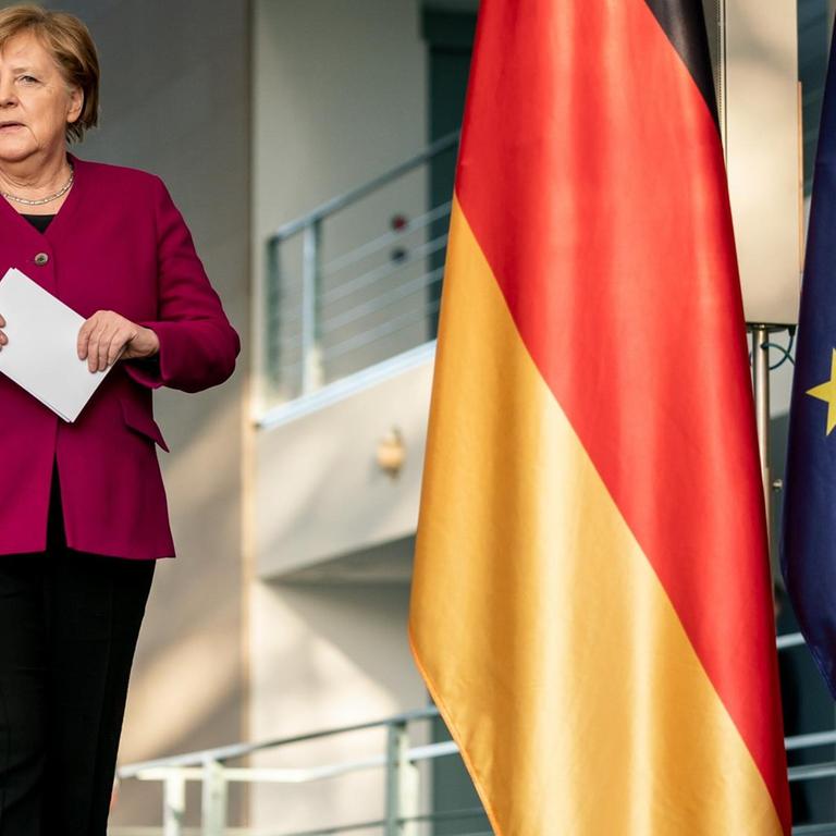 Bundeskanzlerin Angela Merkel kommt zu einer Pressekonferenz nach der Videokonferenz des Europäischen Rats.