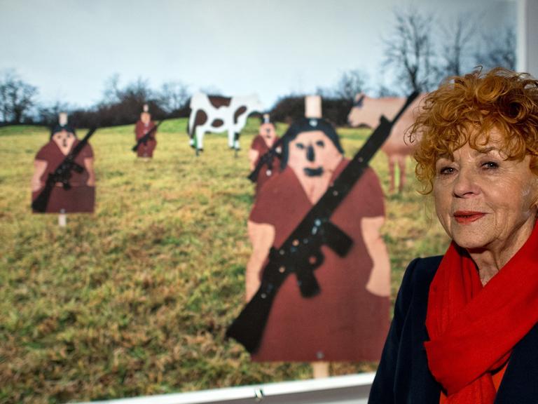 Herlinde Koelbl steht am 08.05.2014 vor einem Bild ihrer neuen Foto-Ausstellung "Targets" in Berlin. In ihrem international angelegten Kunstprojekt hat Koelbl sechs Jahre lang in fast 30 Ländern die landestypischen Schießziele untersucht.