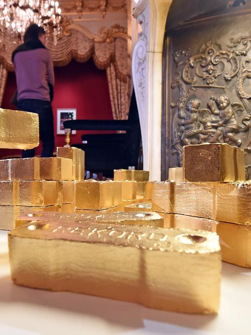 Im Casino Baden-Baden (Baden-Württemberg) ist am 26.02.2016 das Werk "Kohle" aus dem Jahr 2006 von Alicja Kwade zu sehen. Dieses ist Teil der Großen Landesausstellung Baden-Württemberg "Gutes böses Geld" die vom 5. März 2016 bis zum 19. Juni 2016 von der Staatlichen Kunsthalle Baden-Baden gezeigt wird. Das Casino ist dabei ein Ausstellungsort.