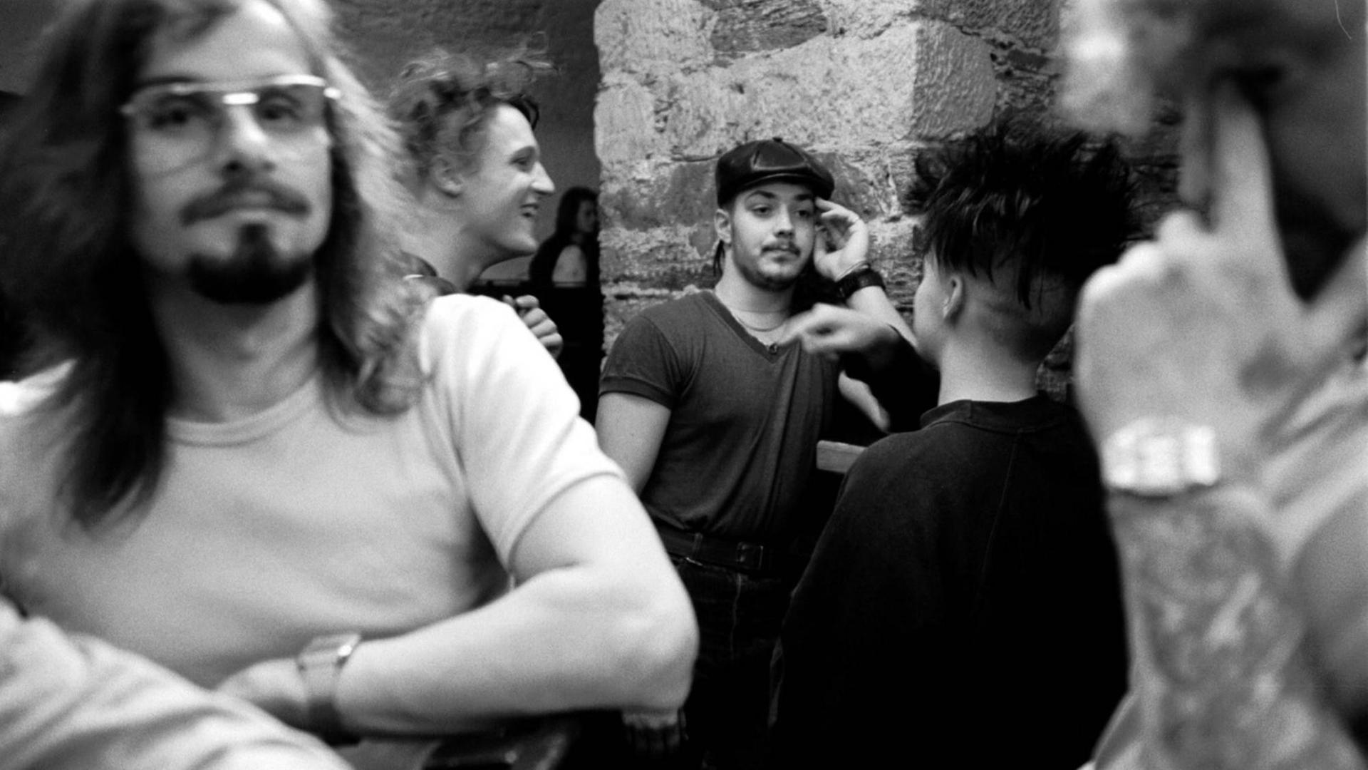 Eine schwarz-weiß Aufnahme zeigt Jugendliche in einen zum Jugendclub unfunktionierten Keller des Schlosses von Freiberg.