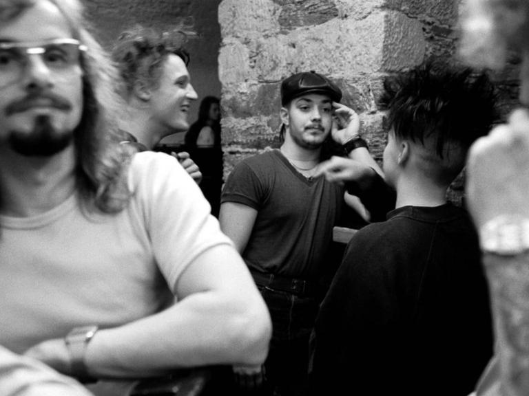 Eine schwarz-weiß Aufnahme zeigt Jugendliche in einen zum Jugendclub unfunktionierten Keller des Schlosses von Freiberg.