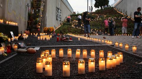 Kerzen erinnern am Unglücksort an die Loveparade-Katastrophe von 2010. 