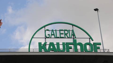 Logo, Schriftzug der Galeria Kaufhof an einem Gebäude in Köln