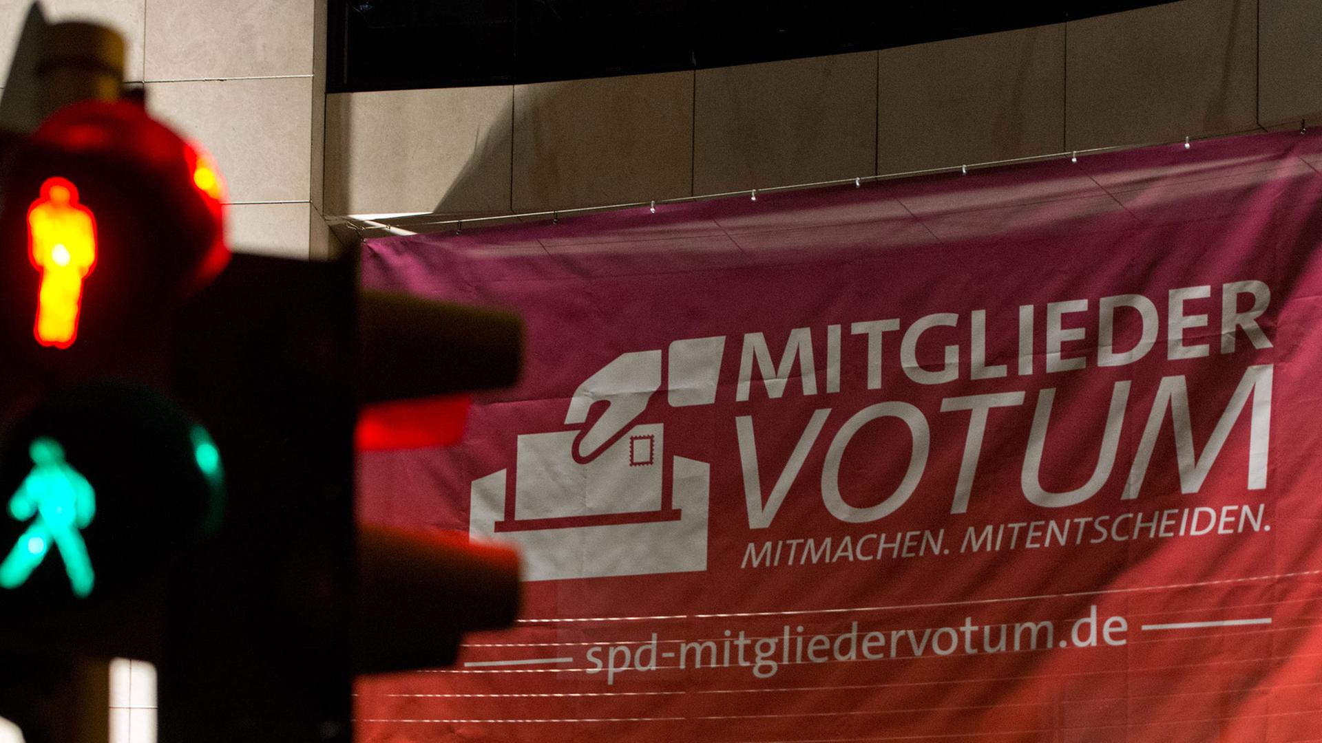 Die Anzeige einer Fußgängerampel wechselt in der Nacht zum 27.11.2013 vor dem Willy-Brandt-Haus in Berlin von Rot auf Grün. In der SPD-Parteizentrale finden Koalitionsverhandlungen zwischen SPD, CDU und CSU statt. Der fertige Koalitionsvertrag soll nach Abschluss der Verhandlungen den Mitgliedern der SPD zur Abstimmung vorgelegt werden.