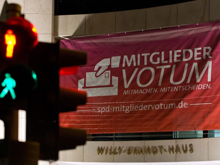 Die Anzeige einer Fußgängerampel wechselt in der Nacht zum 27.11.2013 vor dem Willy-Brandt-Haus in Berlin von Rot auf Grün. In der SPD-Parteizentrale finden Koalitionsverhandlungen zwischen SPD, CDU und CSU statt. Der fertige Koalitionsvertrag soll nach Abschluss der Verhandlungen den Mitgliedern der SPD zur Abstimmung vorgelegt werden.