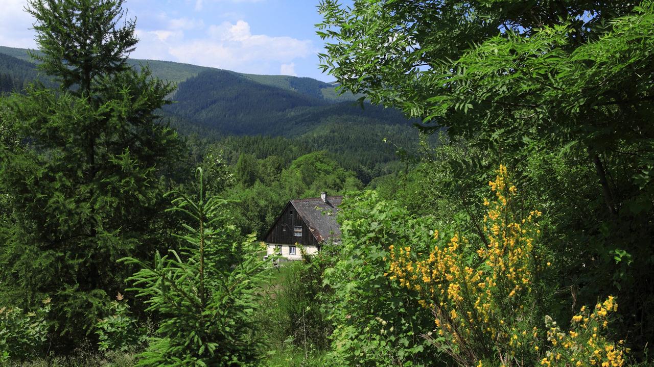 Altes schlesisches Wohnhaus ehemaliger deutscher Bewohner (bis 1945) in Jarkowice/Kletka im Riesengebirge unterhalb der Schneekoppe