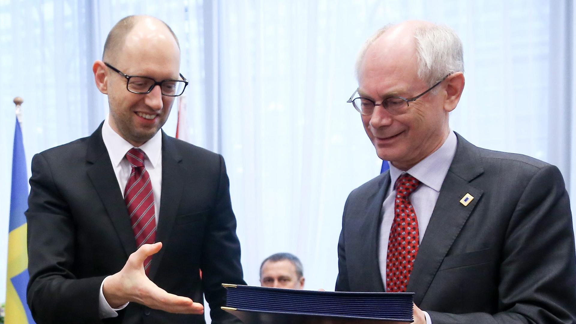 Der ukrainische Ministerpräsident Arseni Jazenuk (links) und EU-Ratspräsident Herman Van Rompuy in Brüssel