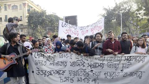 Studenten in Neu-Dehli protestierten gegen den Angriff auf den Campus der Jawaharlal-Nehru-Universität, bei dem Studenten und Dozenten mit Eisenstangen, Knüppeln und Steinen attackiert und Autos und Mobiliar zerstört worden waren.
