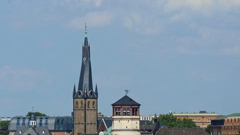Blick auf Düsseldorf mit Lambertuskirche, Schlossturm und Rheinuferpromenade